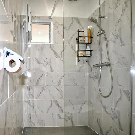 بيت للعطل 2 Bedroom Lovely In Pl كانيه